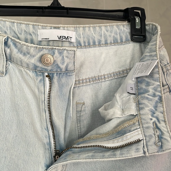Women’s light wash jeans! - Picture 3 of 3